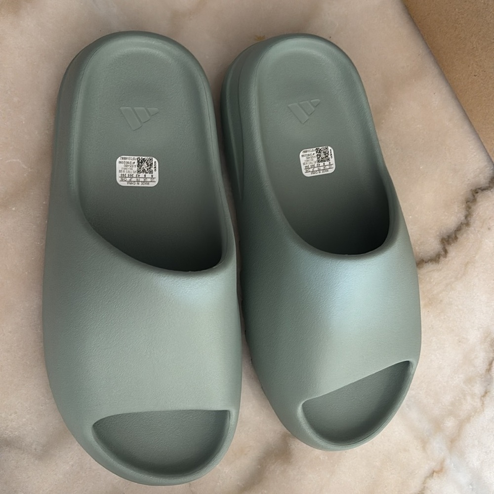Yeezy slide Salt size 8 brand new